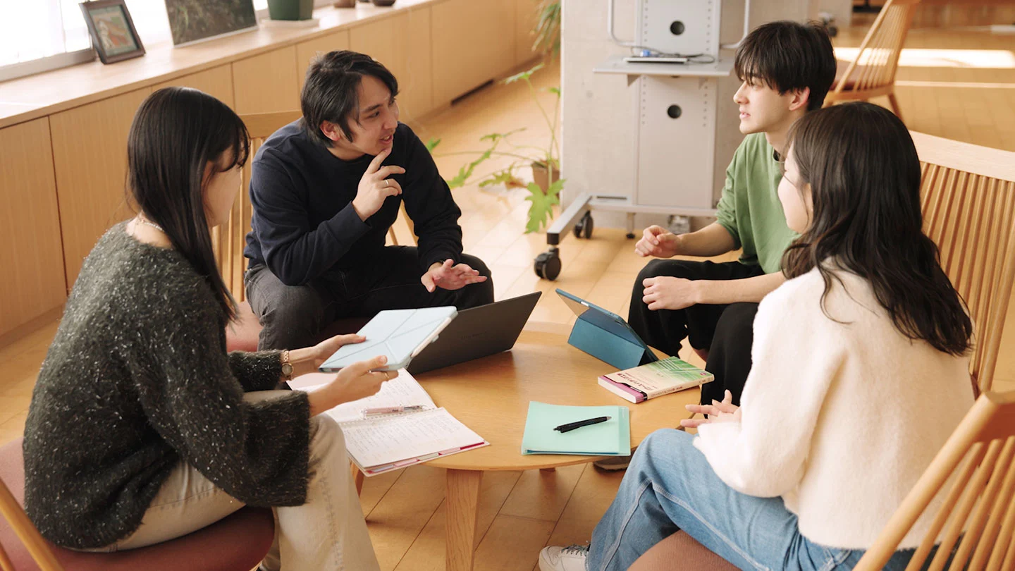 手を繋いで輪を作る人々