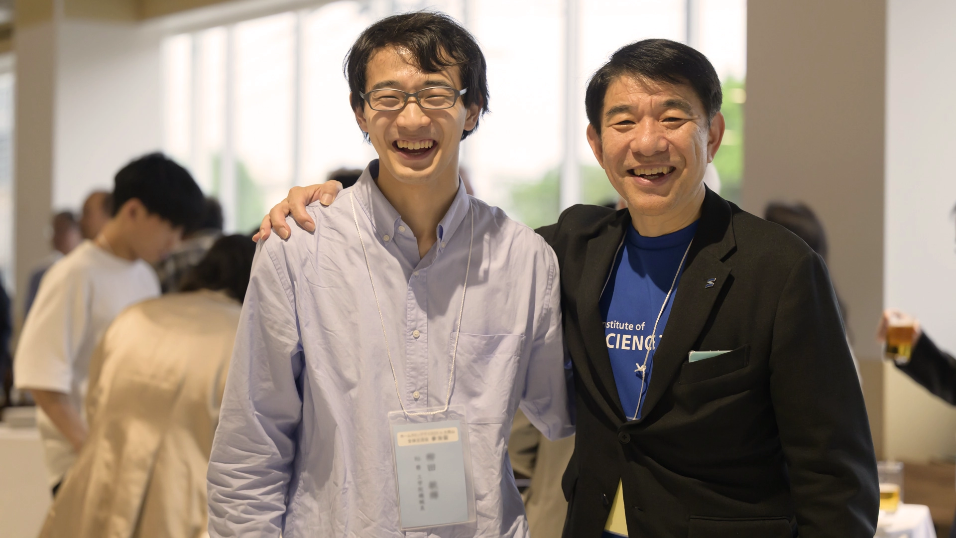 卒業生と大竹理事長の笑顔のツーショット