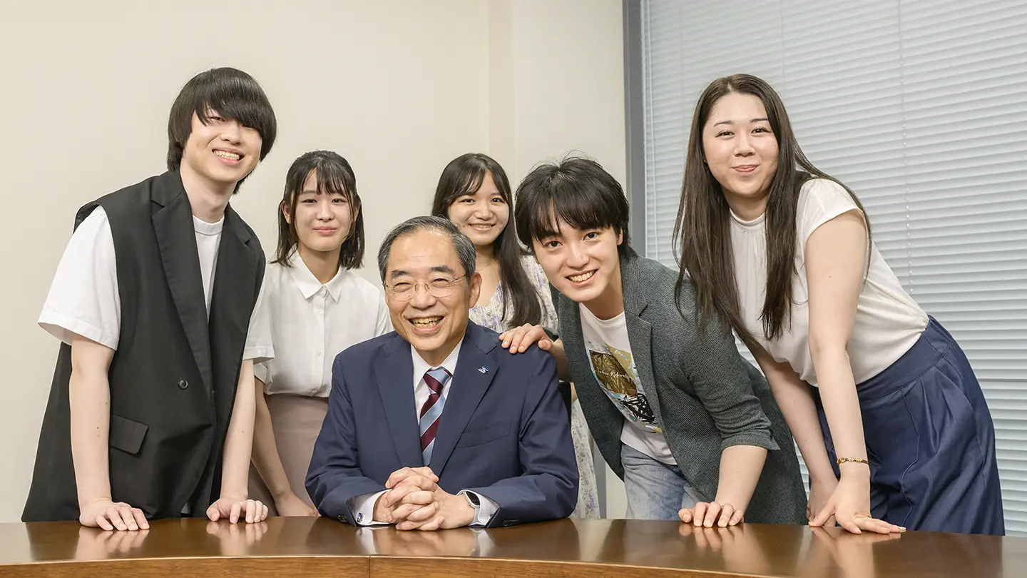 人物写真:田中学長と5人の学生