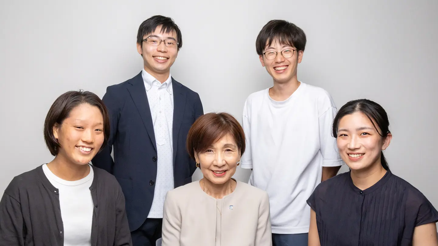 人物写真：波多野理事と4人の若手研究者