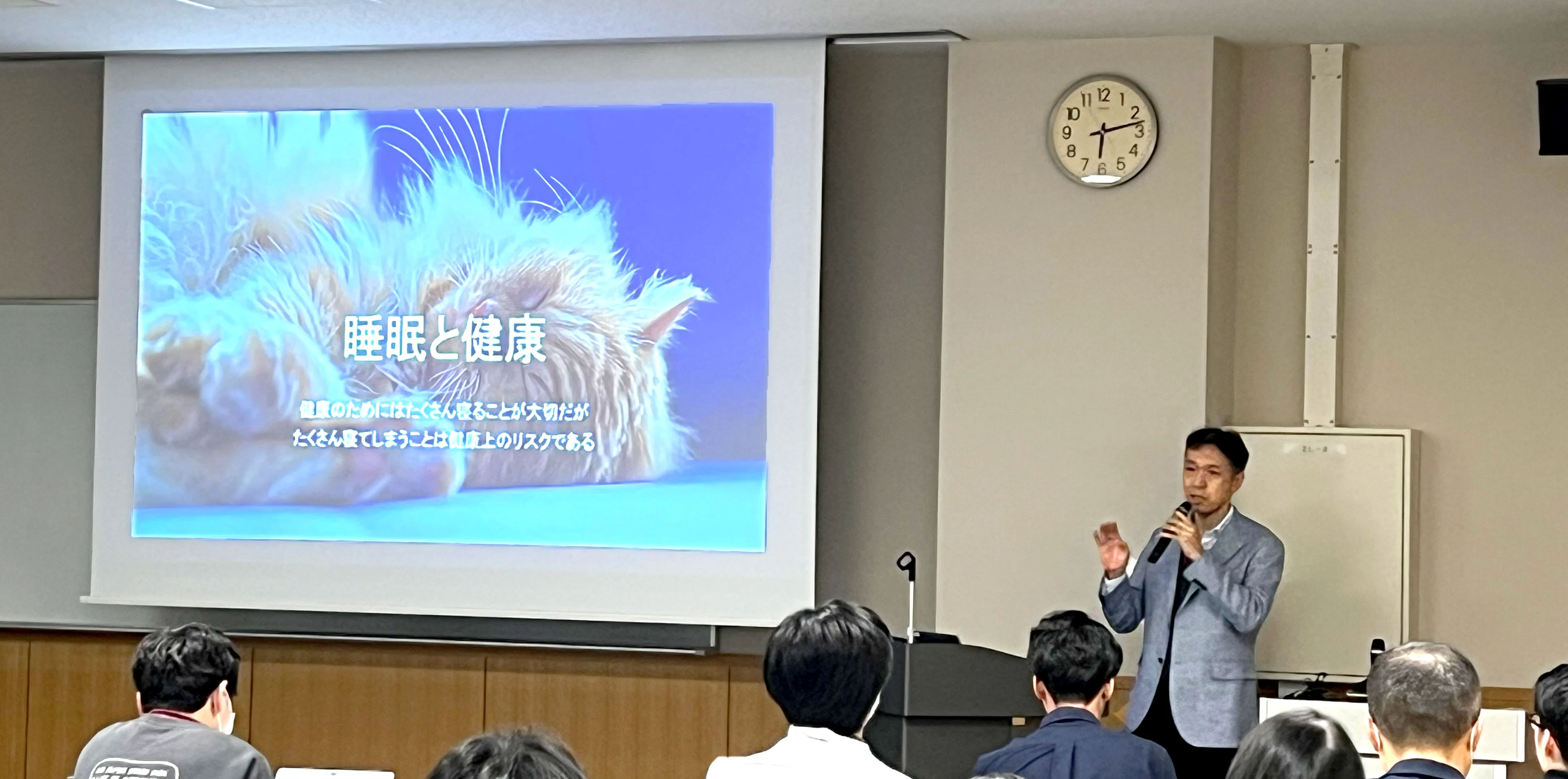 講演する平井氏