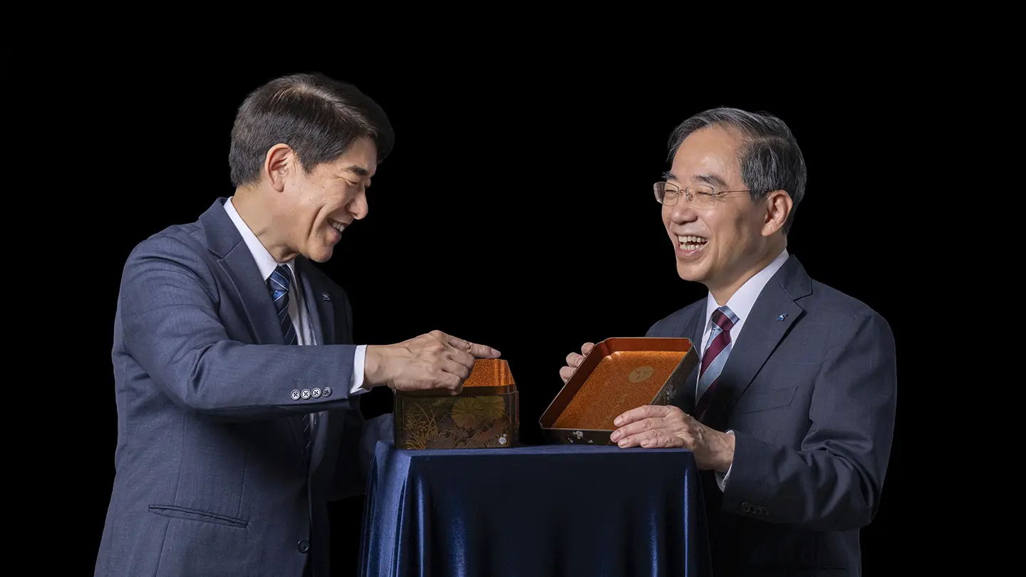 Portrait photography: President and CEO Ohtake (left) and President and CAO Tanaka (right)