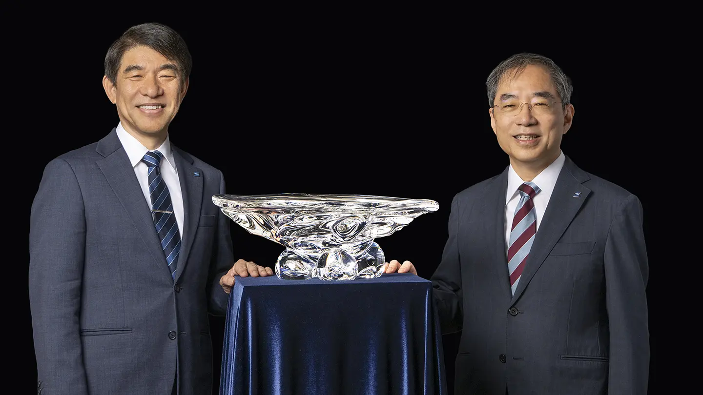 Portrait photography: President and CEO Ohtake (left) and President and CAO Tanaka (right)