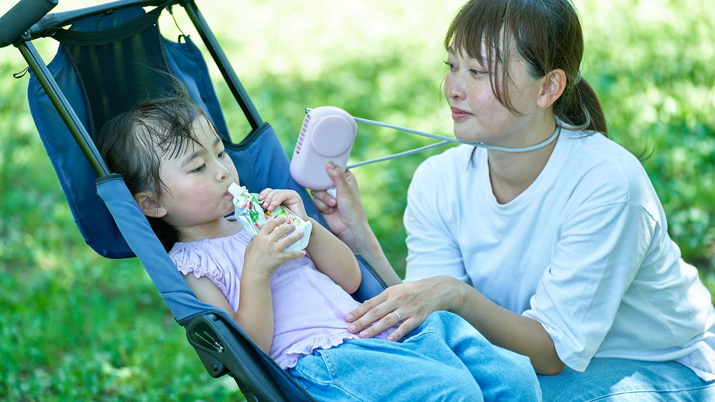 母親が子供を涼ませているイメージ画像