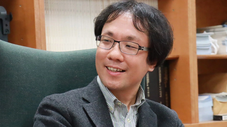 人物写真：雨宮智宏 准教授