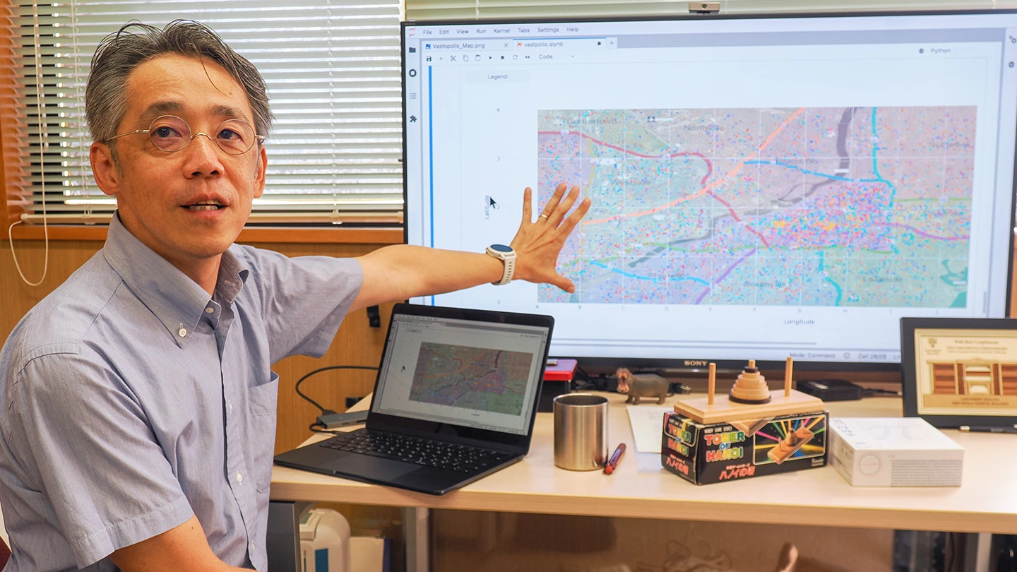 パソコンのデータ画面を指して説明する脇田准教授