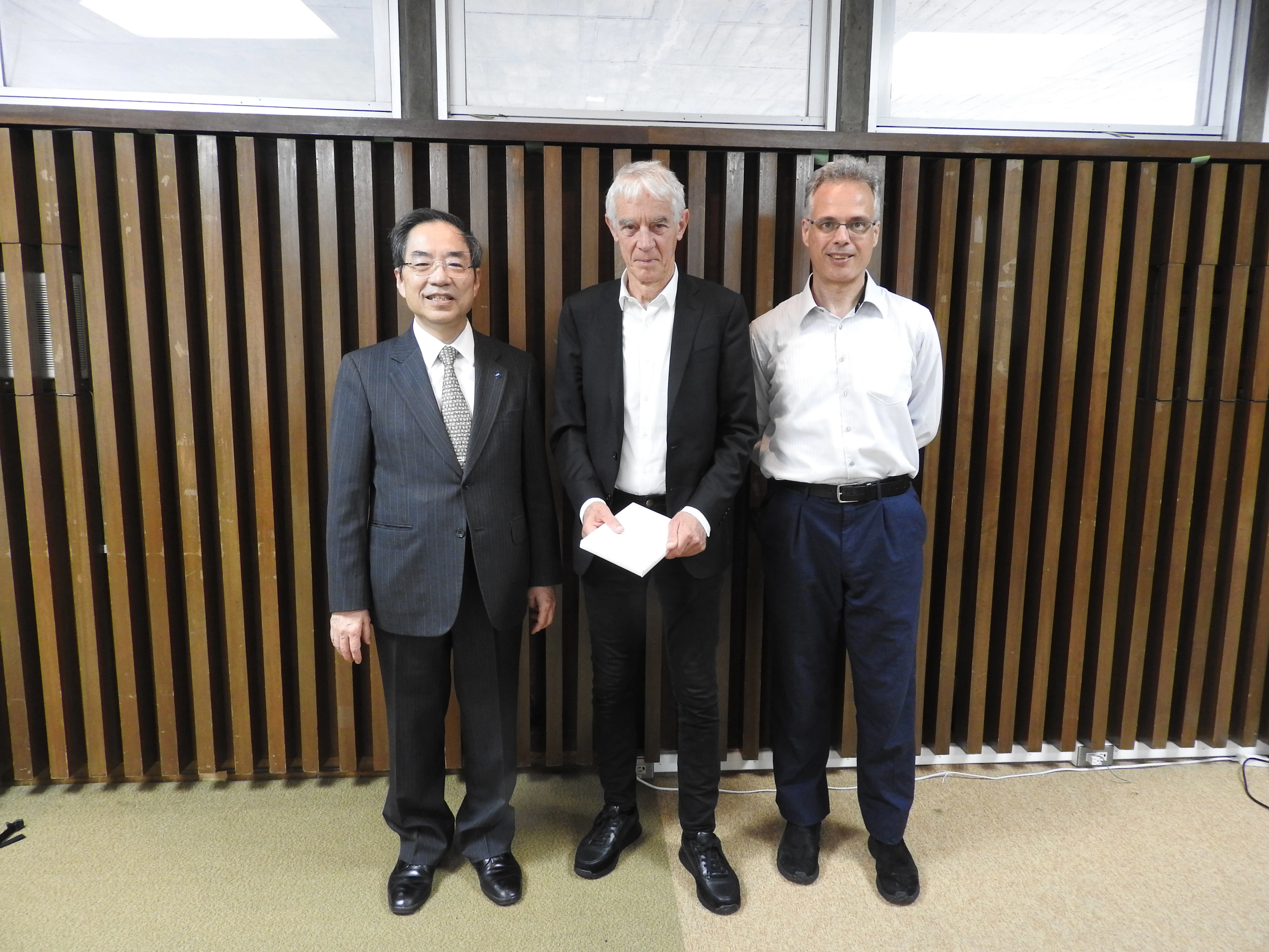 左から田中学長、フェッテルリ学長、デファゴ教授