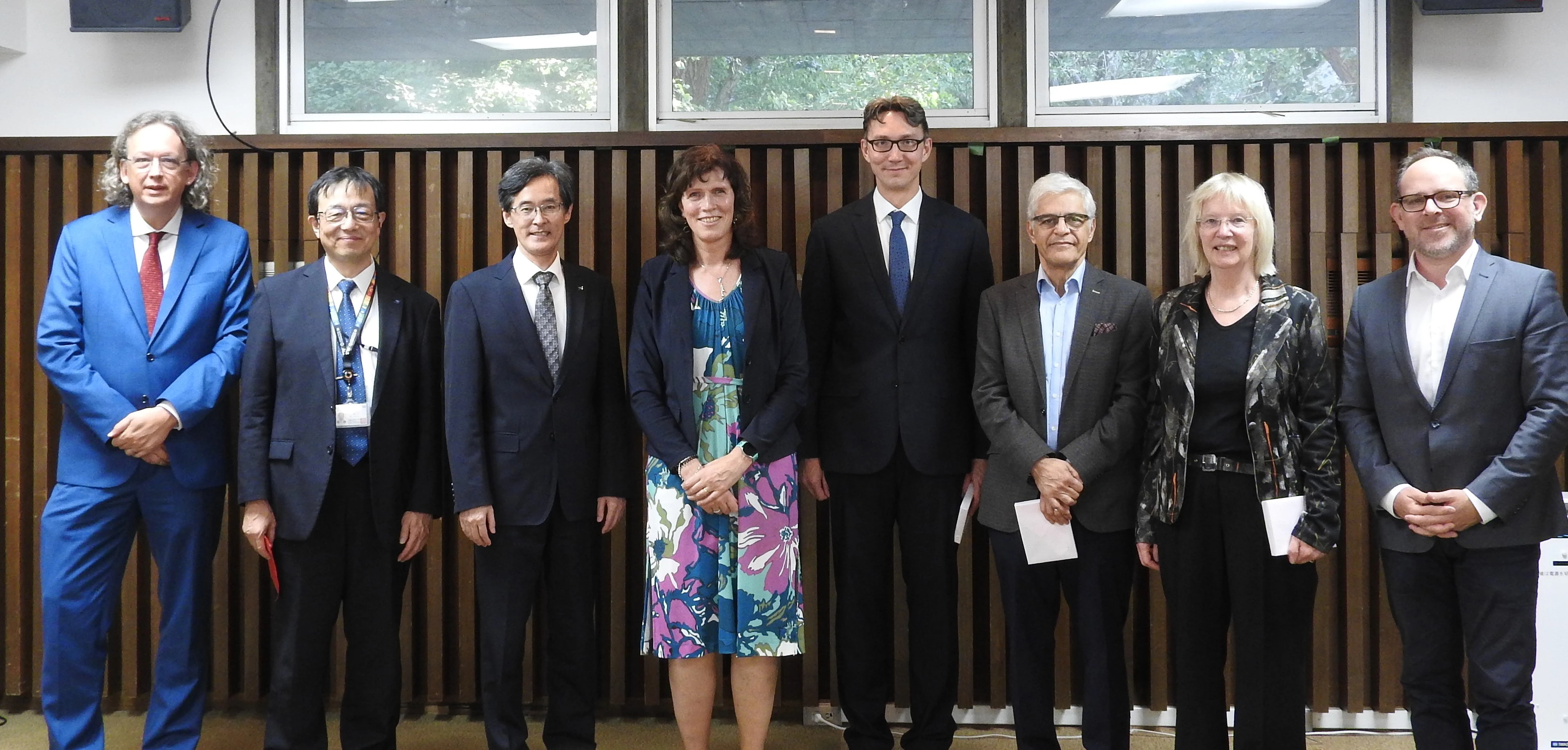 フローニンゲン大学長（左から４人目）、井村理事（左から3人目）、髙田執行役（左から２人目）