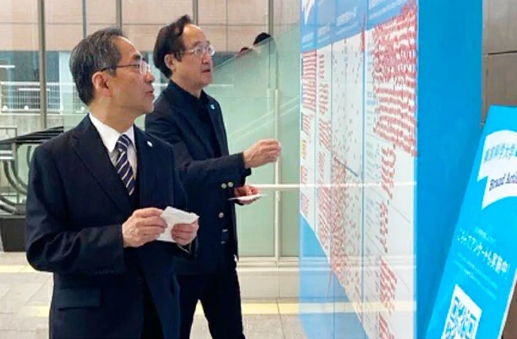 TMDU President Yujiro Tanaka (left) and Tokyo Tech President Kazuya Masu viewing results and adding their opinions